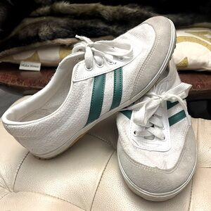 Moonstar Gym classic white & double green Striped Gym shoes Size 6M Women’s